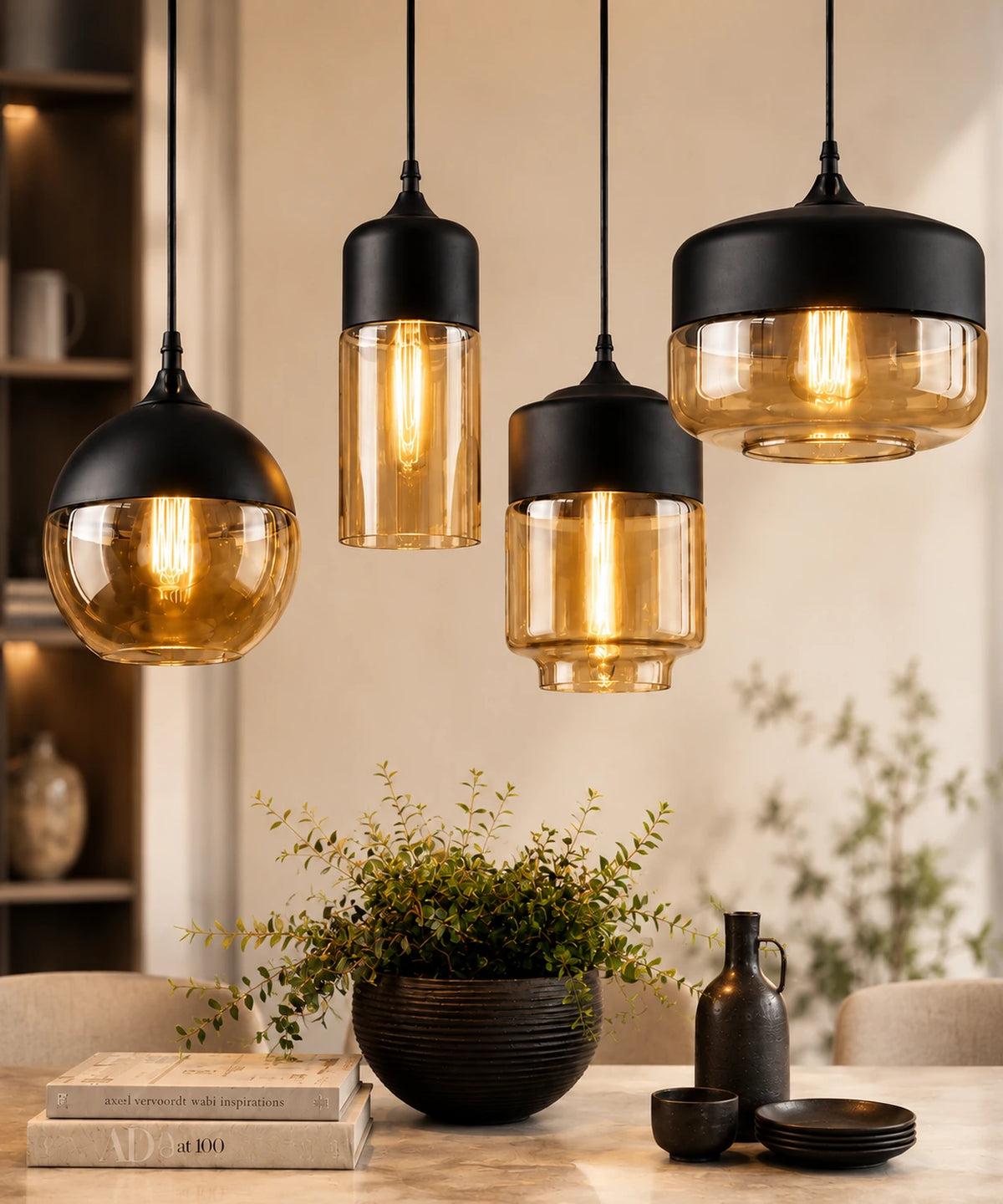 Suspension luminaire verre ambré, quatre formes à capuchon noir allumées au-dessus d’une table