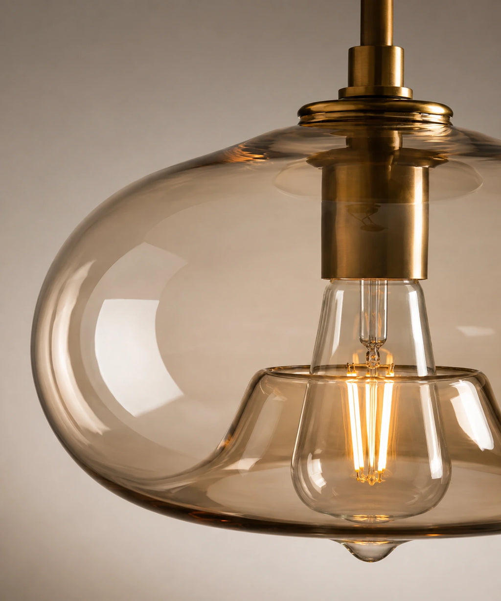 Détail de la monture en laiton antique et du verre champagne autour de l’ampoule