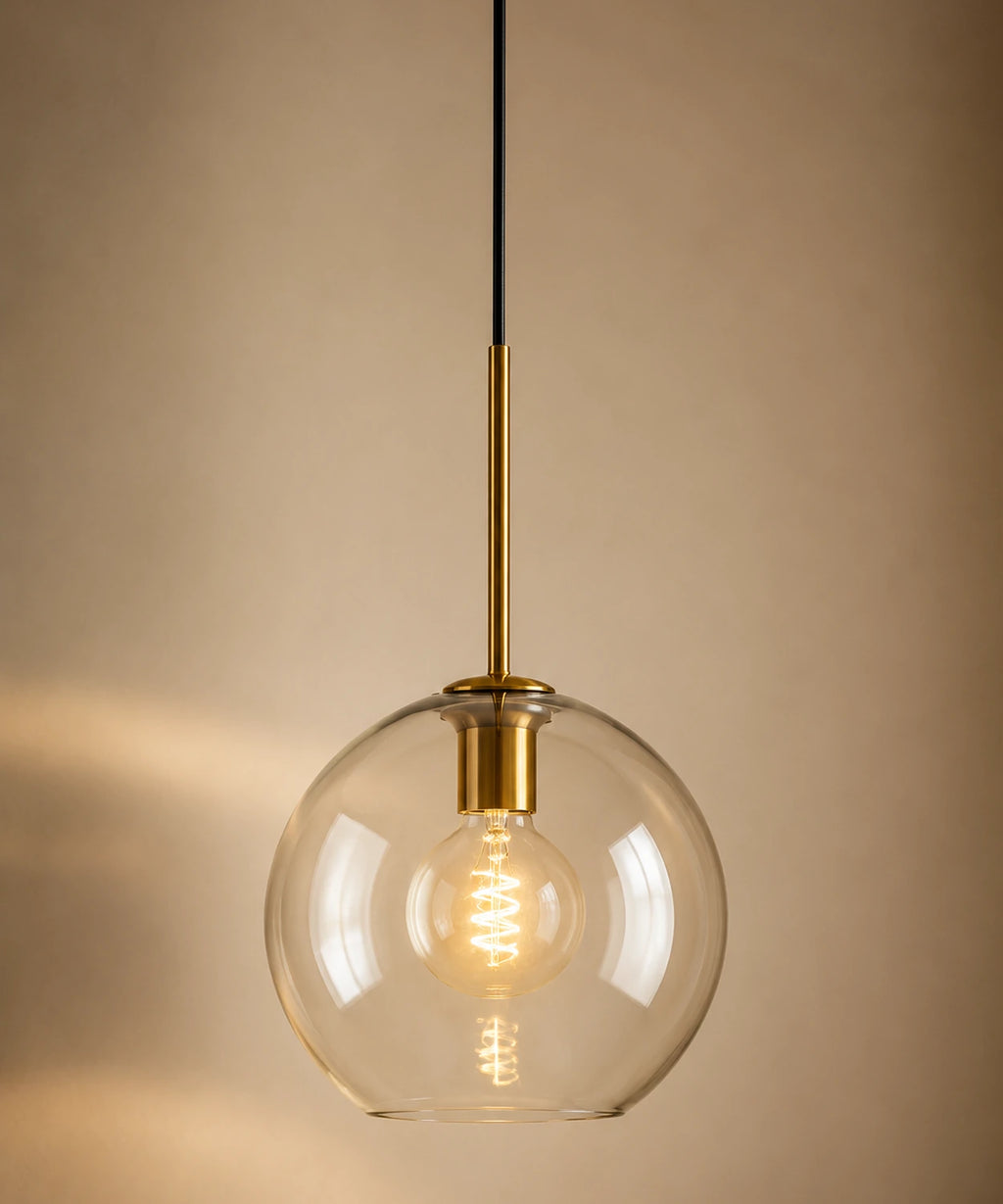 Suspension luminaire verre champagne en boule de 20 cm, monture en laiton antique