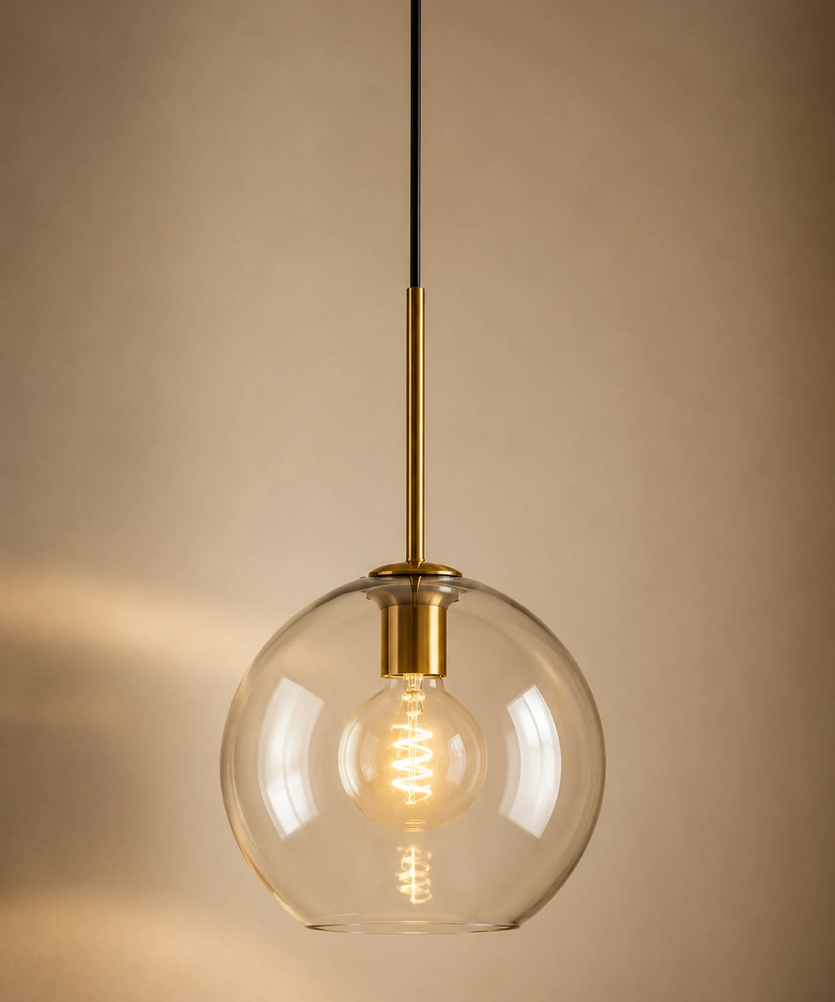 Suspension luminaire verre champagne en boule de 20 cm, monture en laiton antique