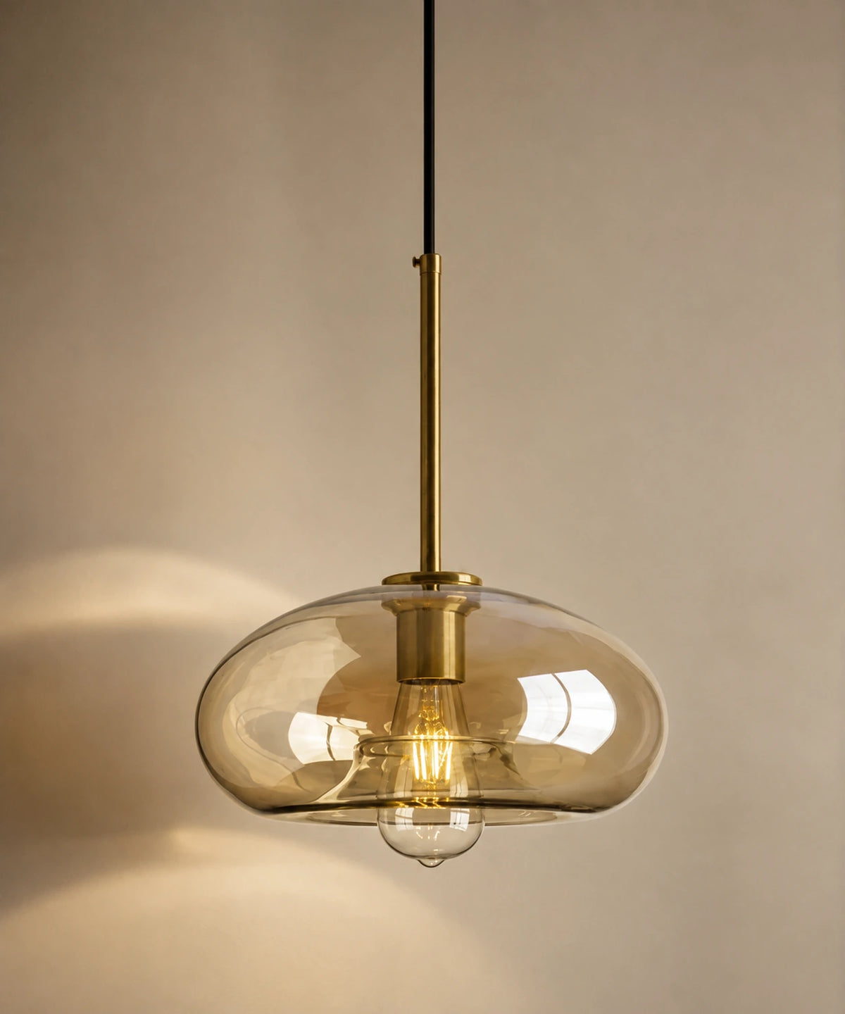Suspension en verre champagne en galet aplati de 28 cm, tige en laiton