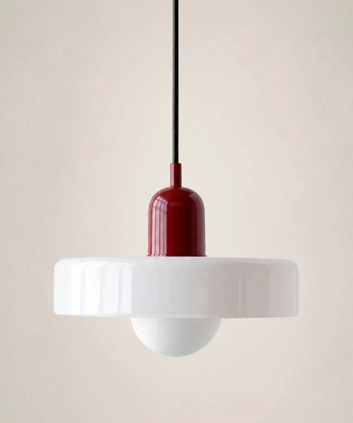 Suspension à disque de verre blanc opalin, culot bordeaux, ampoule globe opaline E27