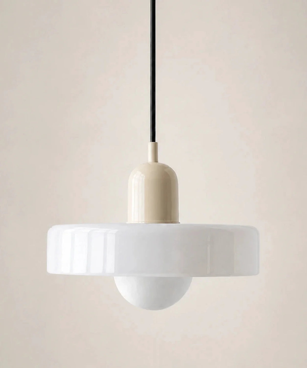 Suspension à disque de verre blanc opalin, culot crème, ampoule globe opaline E27