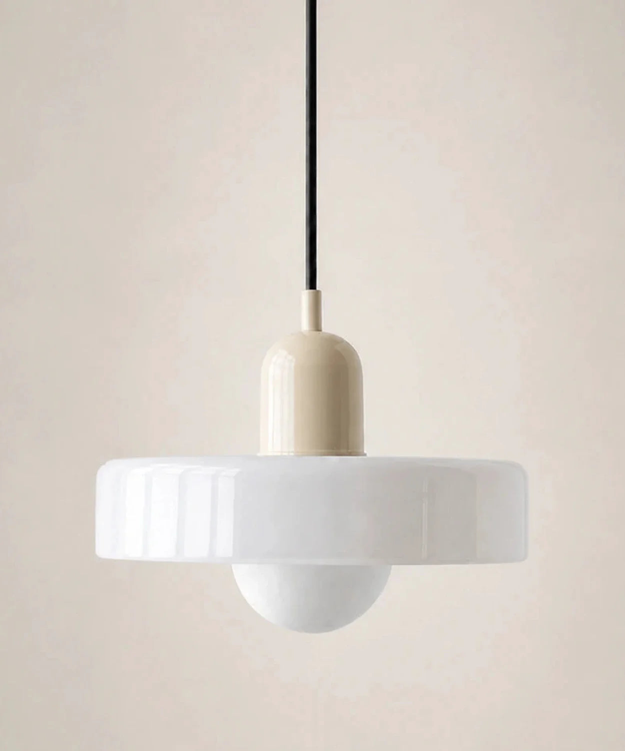 Suspension à disque de verre blanc opalin, culot crème, ampoule globe opaline E27