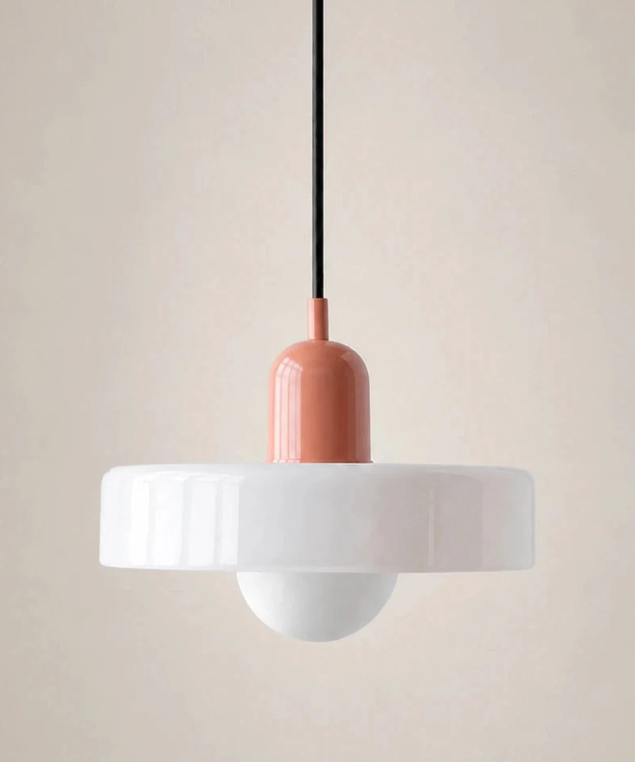 Suspension à disque de verre blanc opalin, culot rose, ampoule globe opaline E27