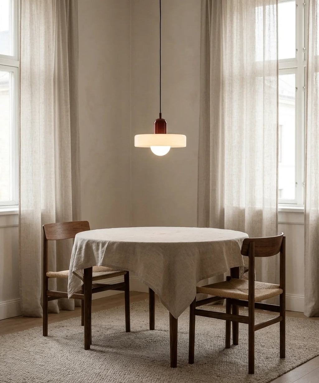 Suspension de 25 cm de diamètre vue dans une salle à manger avec table et chaises
