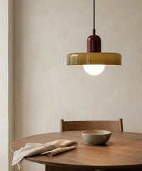 Suspension en verre coloré vert olive allumée à 70 cm au-dessus d’une table ronde