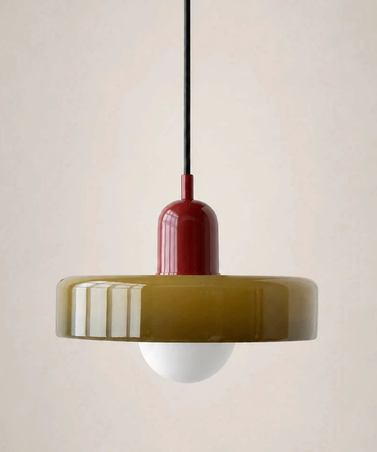 Suspension à disque de verre vert olive, culot bordeaux, ampoule globe opaline E27