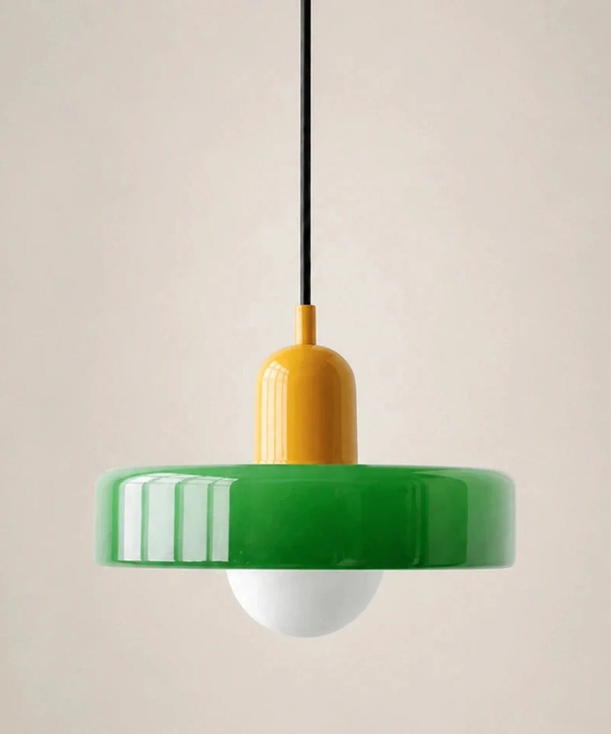 Suspension à disque de verre vert prairie, culot jaune moutarde, ampoule globe opaline E27
