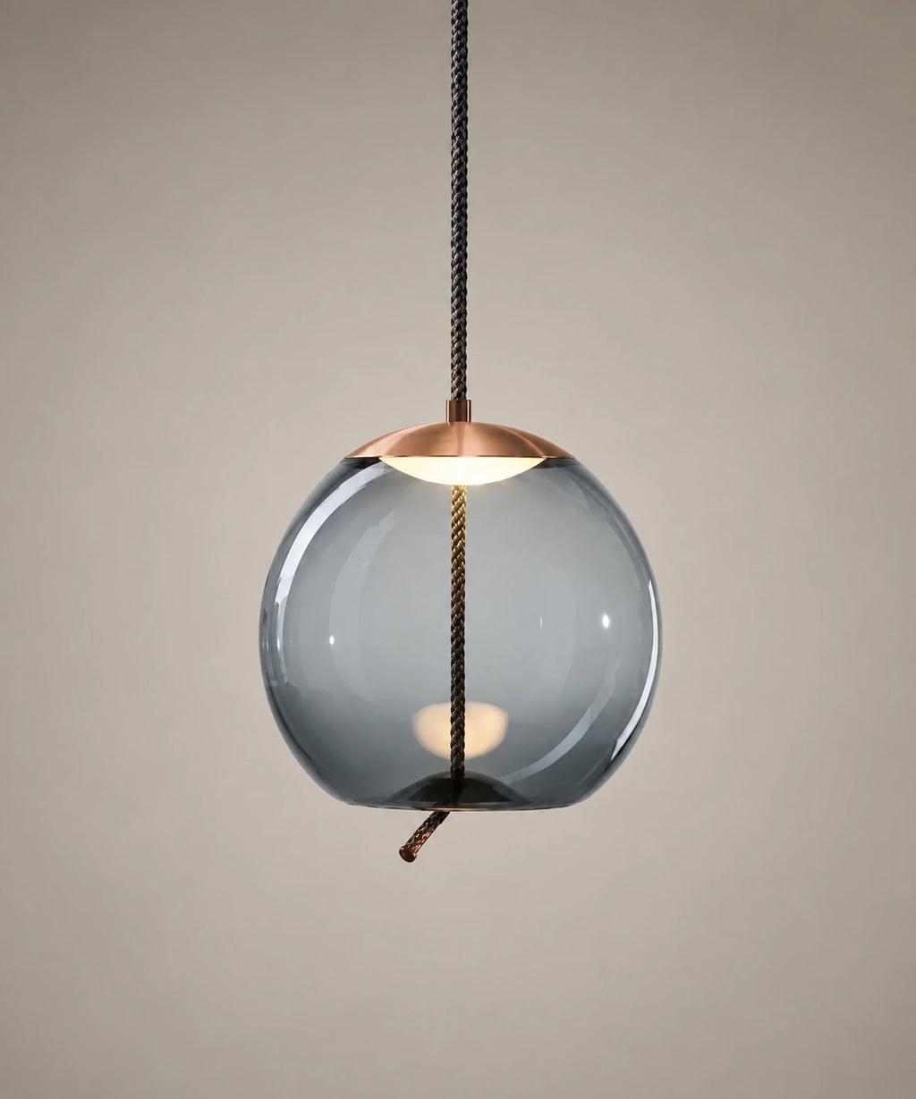 Suspension boule en verre soufflé bleu, corde tressée et capuchon cuivré