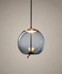 Suspension boule en verre soufflé bleu, corde tressée et capuchon cuivré