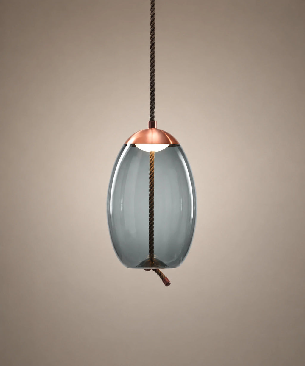 Suspension en verre soufflé bleu, forme ovoïde 18 cm, corde tressée traversante