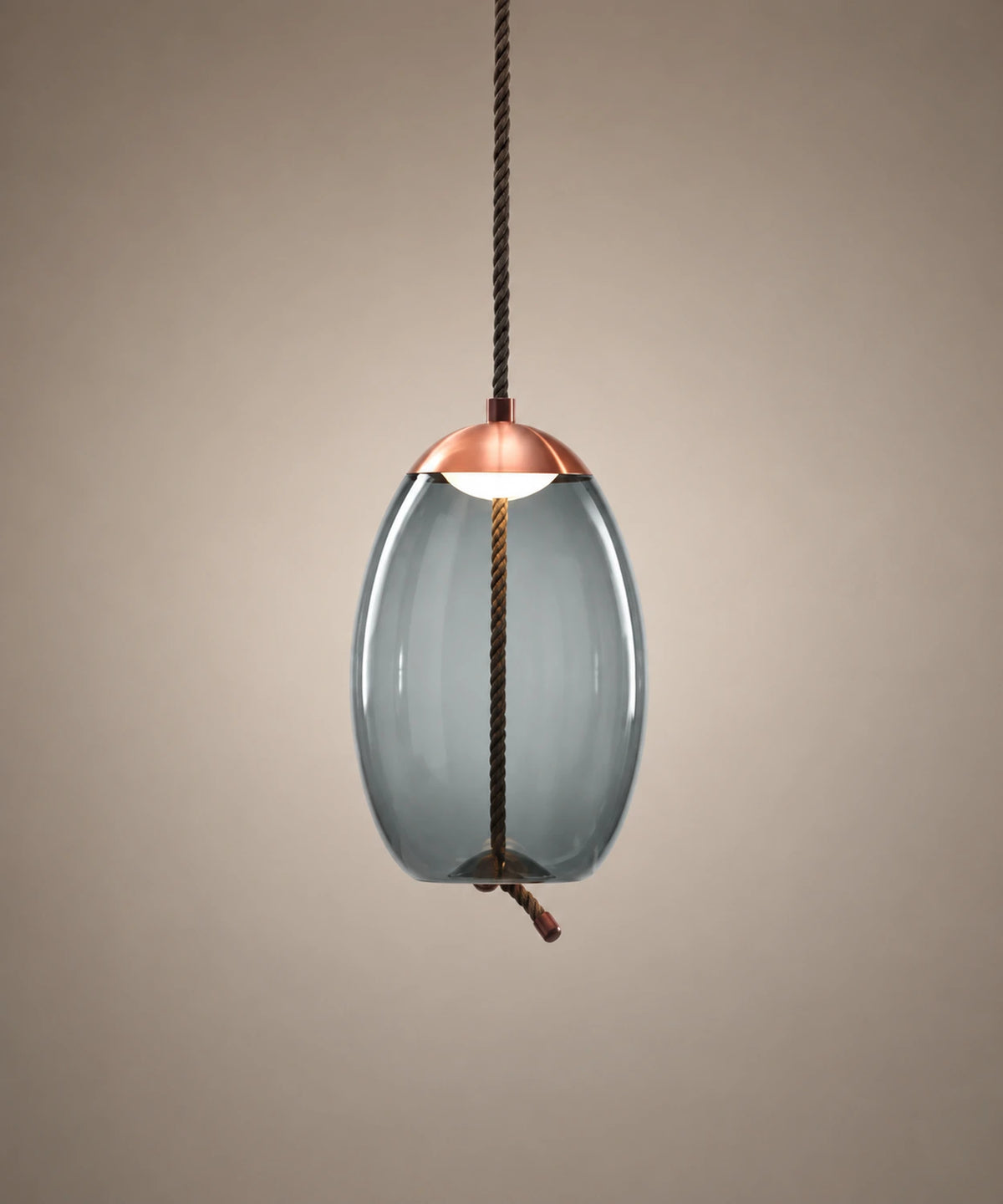 Suspension en verre soufflé bleu, forme ovoïde 18 cm, corde tressée traversante