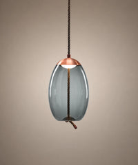 Suspension en verre soufflé bleu, forme ovoïde 18 cm, corde tressée traversante