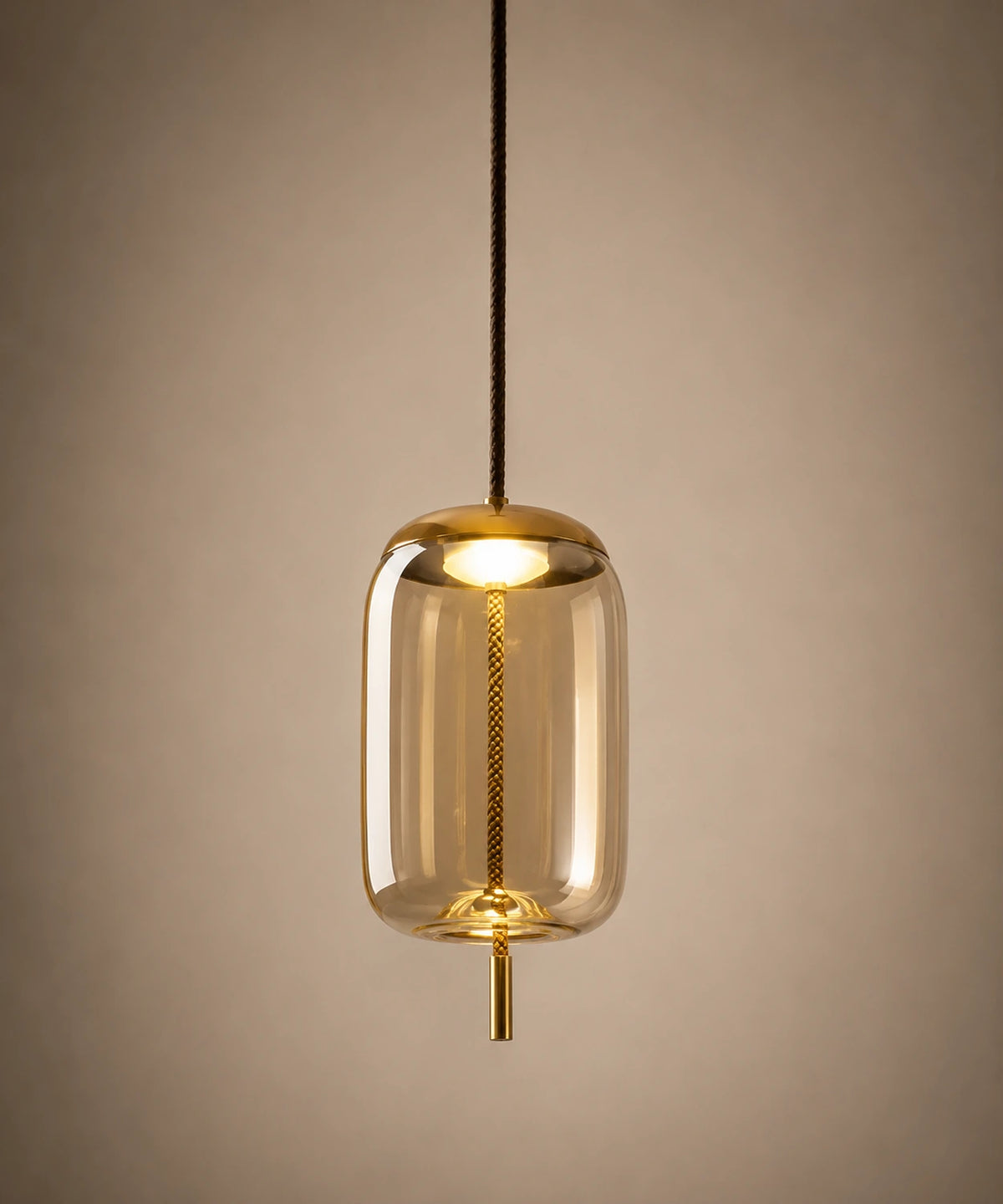 Suspension luminaire verre soufflé cognac, cylindre 18 cm à capuchon doré