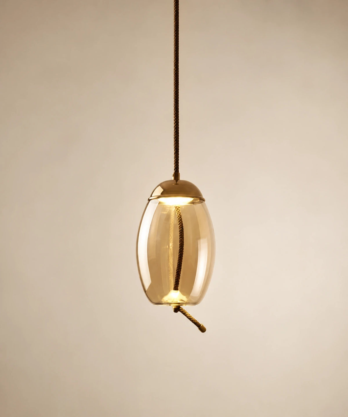 Suspension en verre soufflé cognac, forme ovoïde 18 cm, lumière ambrée
