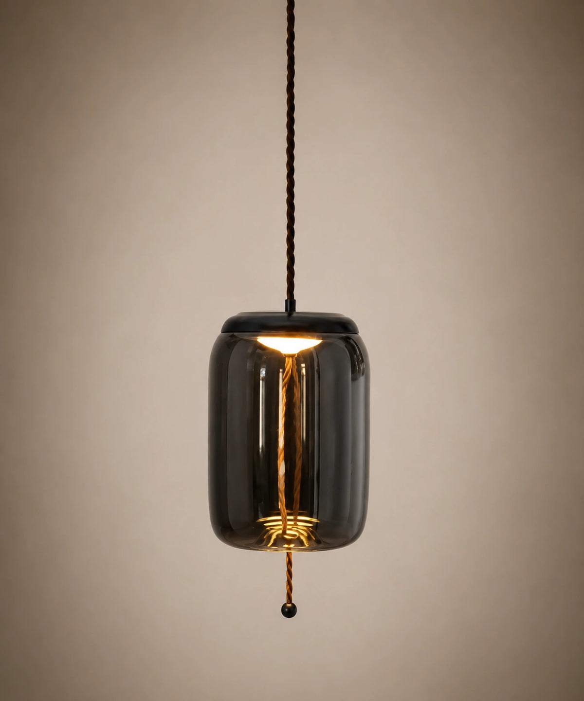 Suspension en verre soufflé fumé, cylindre 18 cm, ampoule visible au centre de la corde