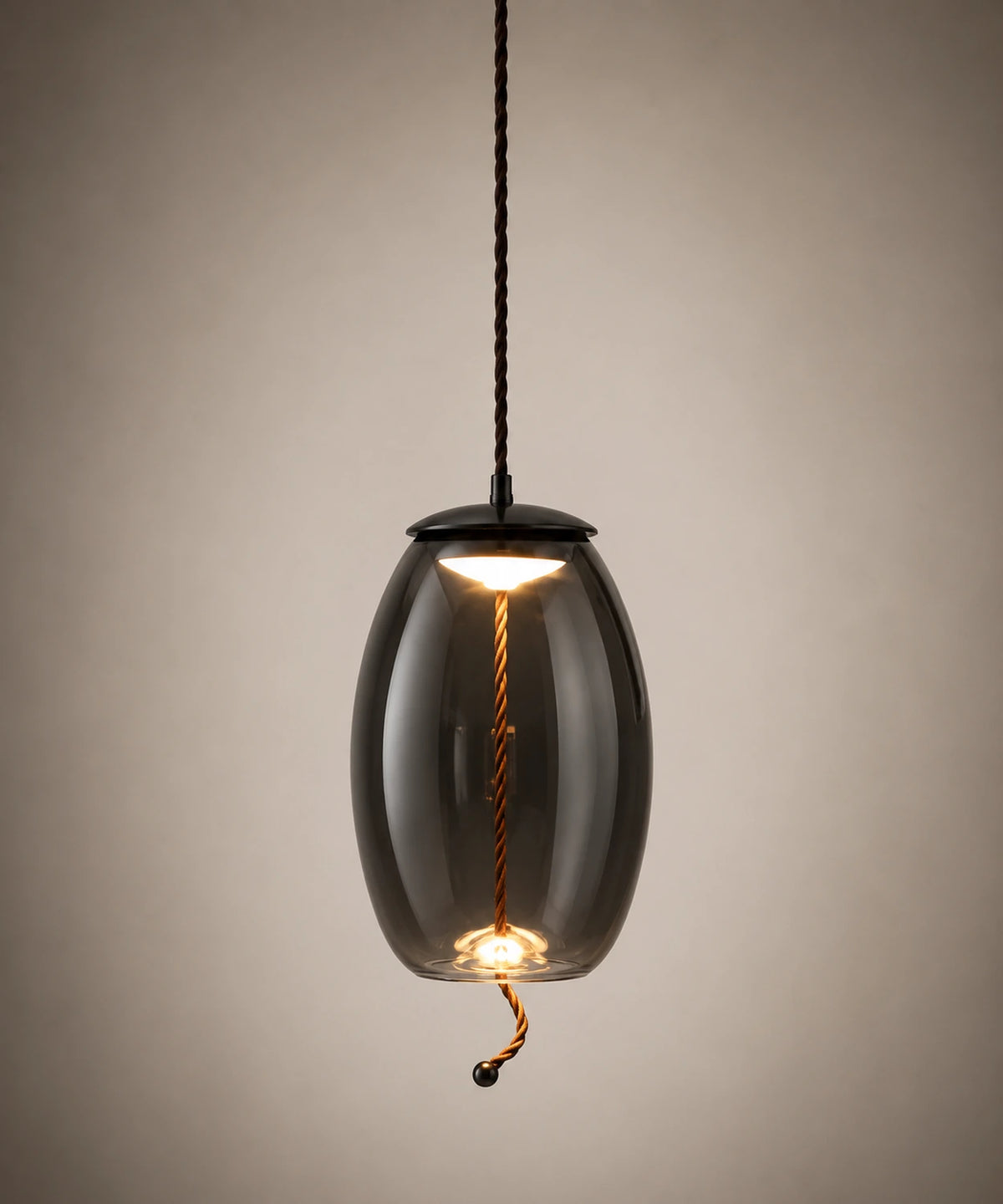 Suspension luminaire en verre soufflé fumé, forme ovoïde 18 cm, corde tressée traversante