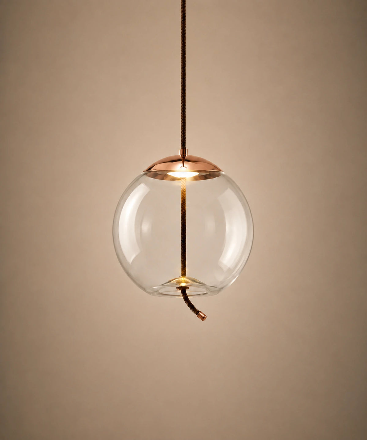 Suspension boule en verre soufflé transparent, corde tressée visible dans le globe