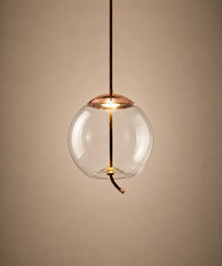 Suspension boule en verre soufflé transparent, corde tressée visible dans le globe