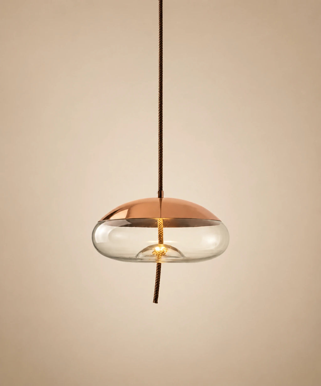 Suspension galet en verre soufflé transparent, capuchon cuivré et corde tressée