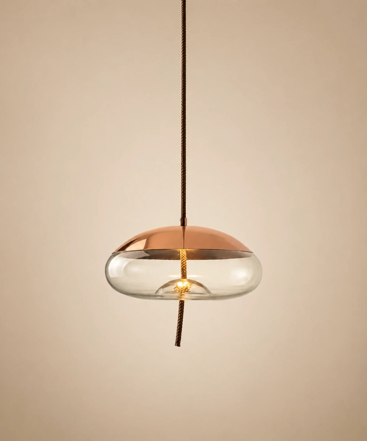 Suspension galet en verre soufflé transparent, capuchon cuivré et corde tressée