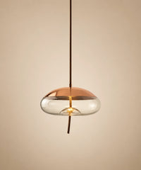 Suspension galet en verre soufflé transparent, capuchon cuivré et corde tressée