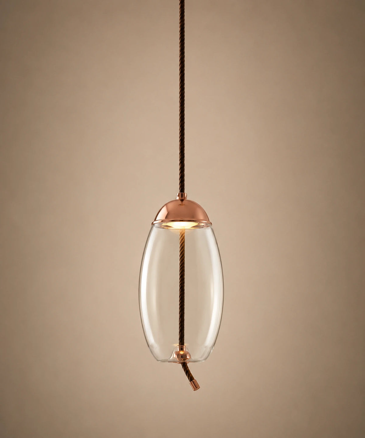 Suspension en verre soufflé transparent, forme ovoïde 18 cm, capuchon cuivré