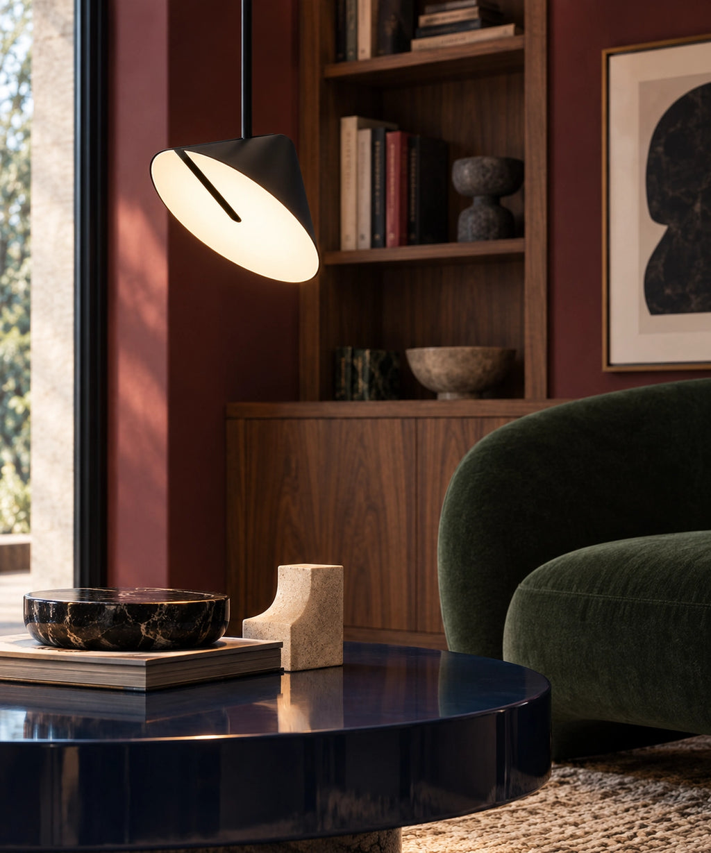 Suspension noire à cône orientable au-dessus d’une petite table