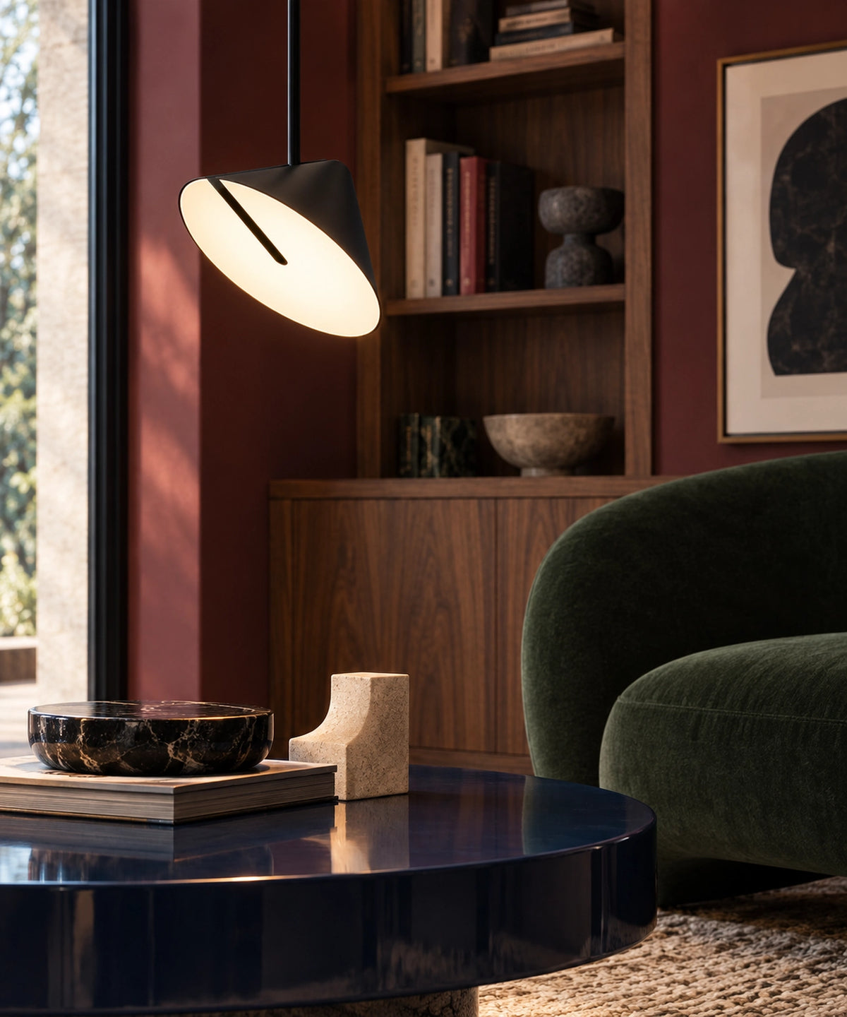 Suspension noire à cône orientable au-dessus d’une petite table