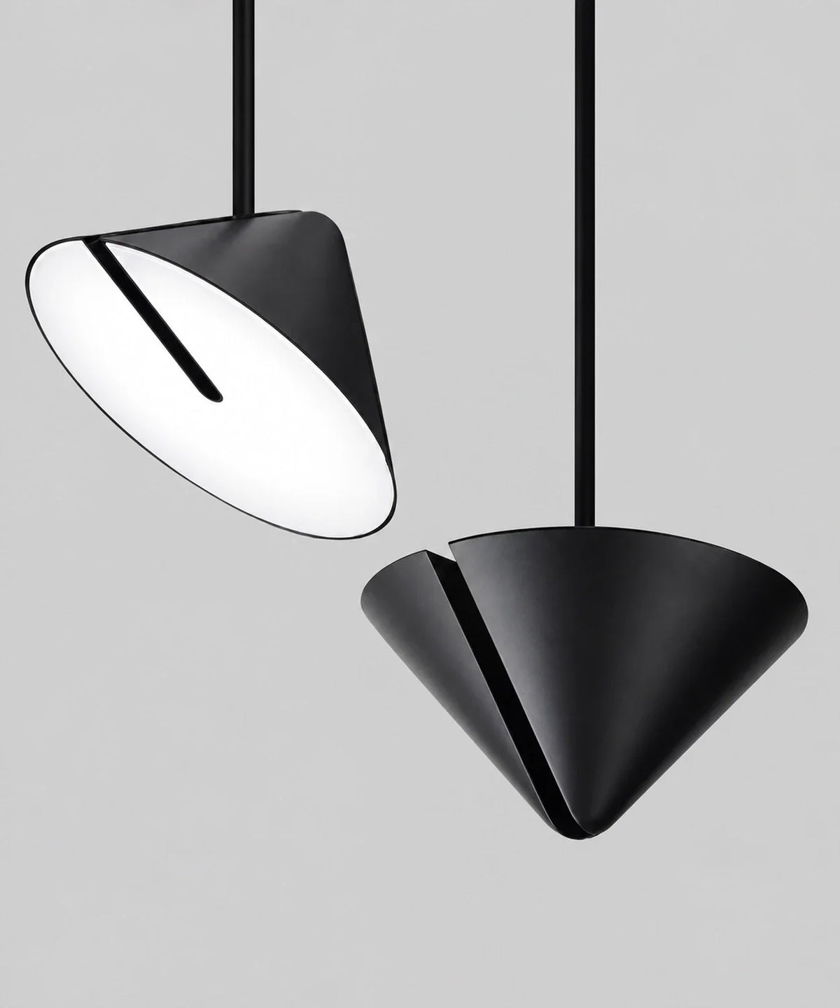 Deux positions du cône orientable noir, avec sa barre traversante et son diffuseur blanc