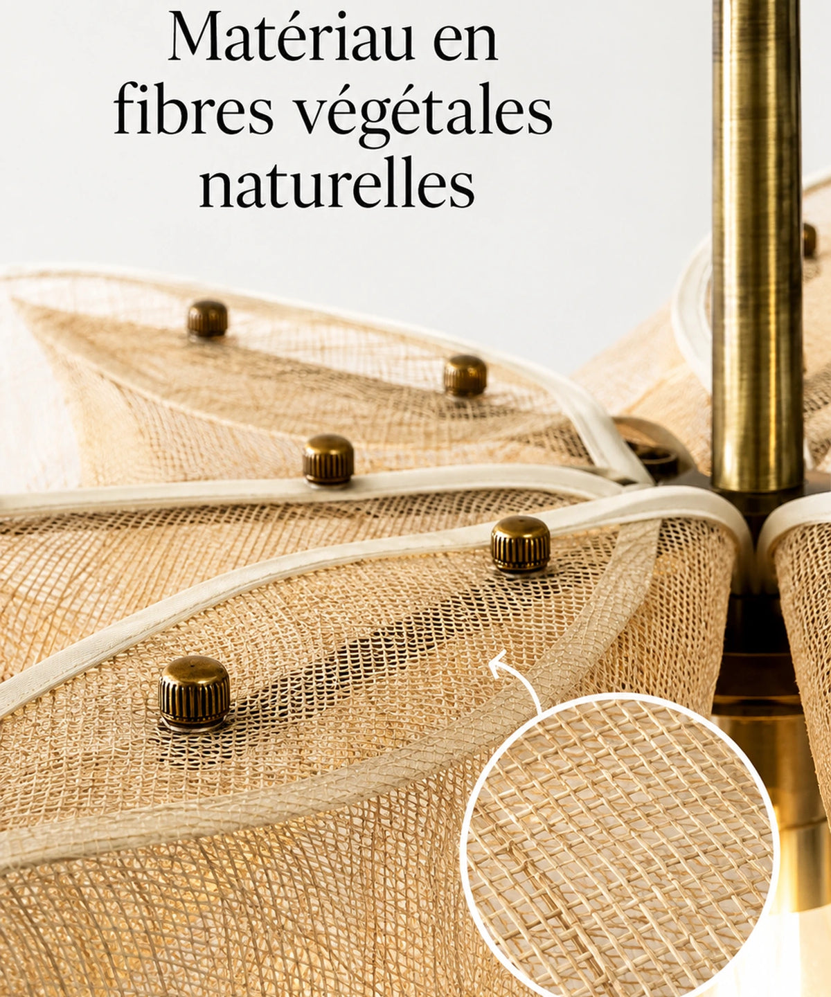 Gros plan sur les fibres végétales du tissu plissé et la douille laiton de la suspension