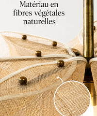 Gros plan sur les fibres végétales du tissu plissé et la douille laiton de la suspension