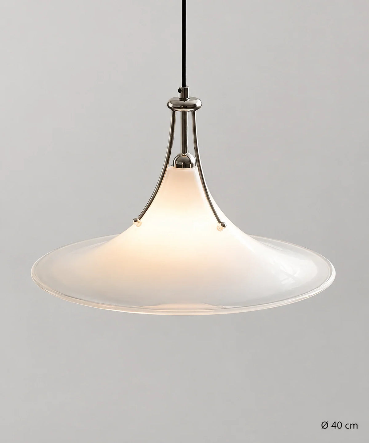 Suspension en verre blanc évasé et chrome de 40 cm, vue légèrement plongeante