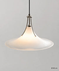 Suspension en verre blanc évasé et chrome de 40 cm, vue légèrement plongeante