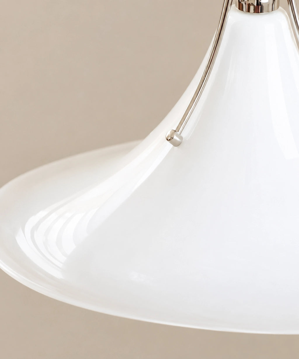 Détail du bord transparent de l’abat-jour en verre blanc