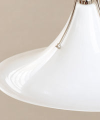 Détail du bord transparent de l’abat-jour en verre blanc