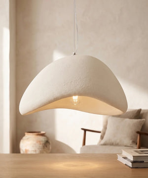 Suspension wabi sabi galet blanche coque ouverte allumée au-dessus d un chevet en noyer