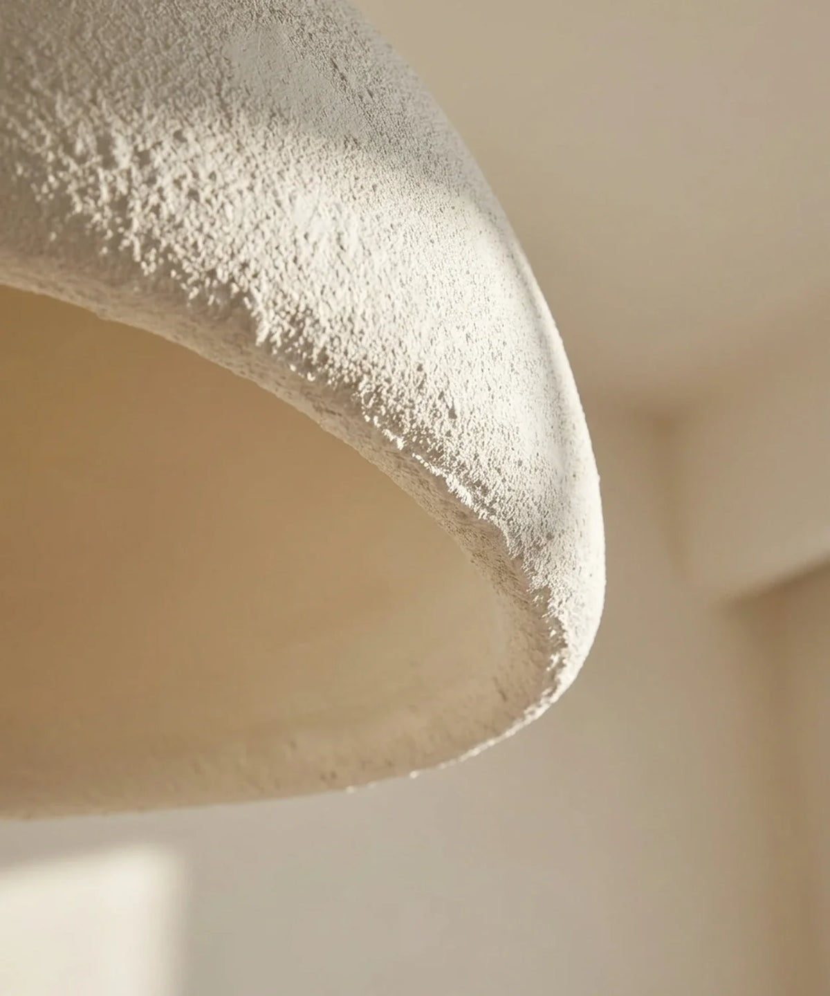Gros plan sur le bord épais et l enduit granuleux de la suspension wabi sabi galet