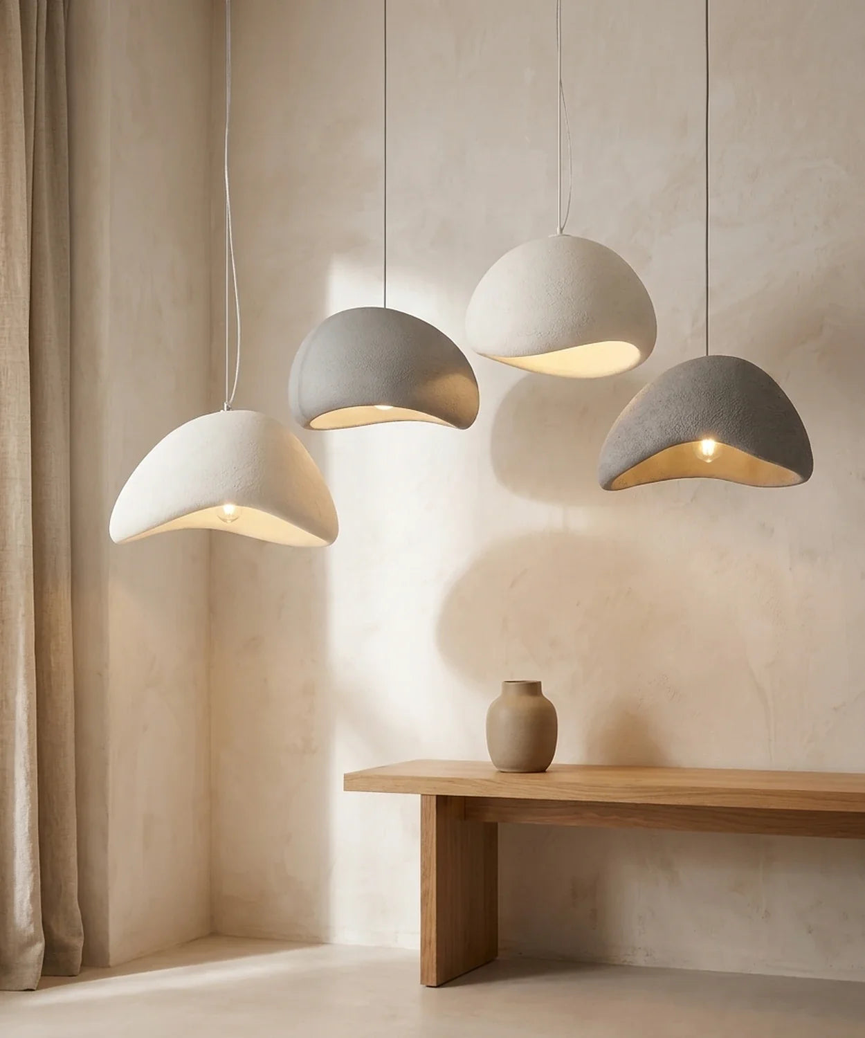 Quatre suspensions wabi sabi galet, coque ouverte et galet fermé, en blanc et en gris
