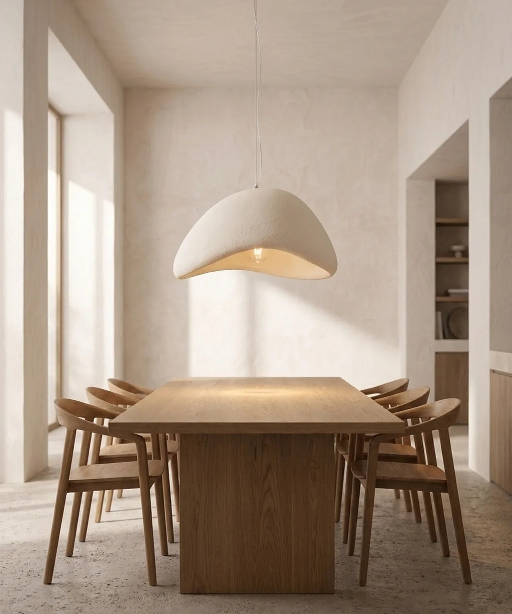 Suspension wabi sabi galet installée au-dessus d une table de 200 cm et six chaises