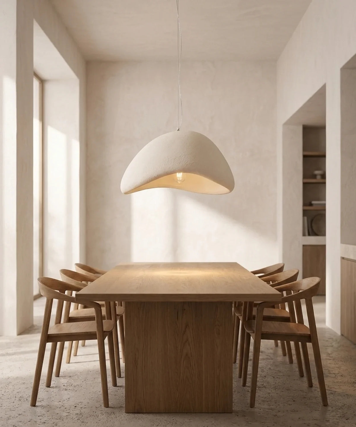 Suspension wabi sabi galet installée au-dessus d une table de 200 cm et six chaises