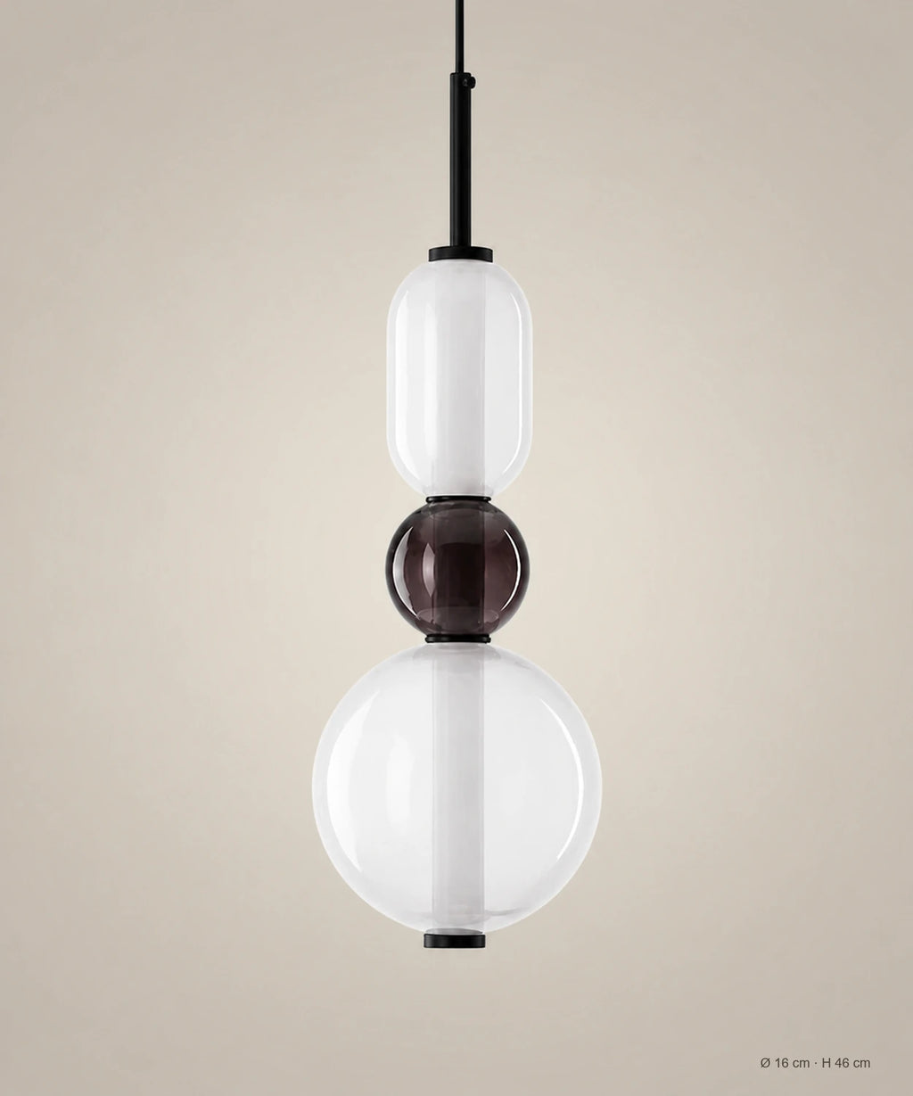 Suspension 3 perles opale et fumé sur fond studio grège, Ø 16 cm, H 46 cm