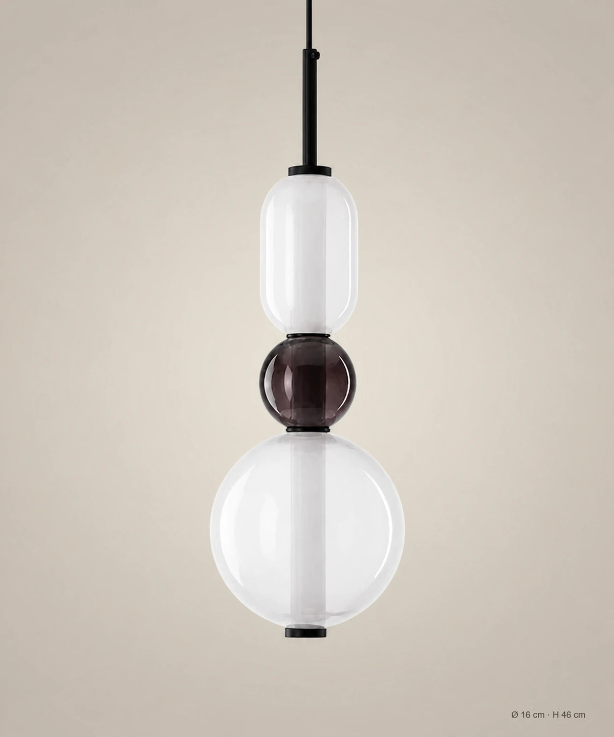 Suspension 3 perles opale et fumé sur fond studio grège, Ø 16 cm, H 46 cm
