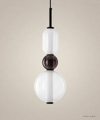 Suspension 3 perles opale et fumé sur fond studio grège, Ø 16 cm, H 46 cm