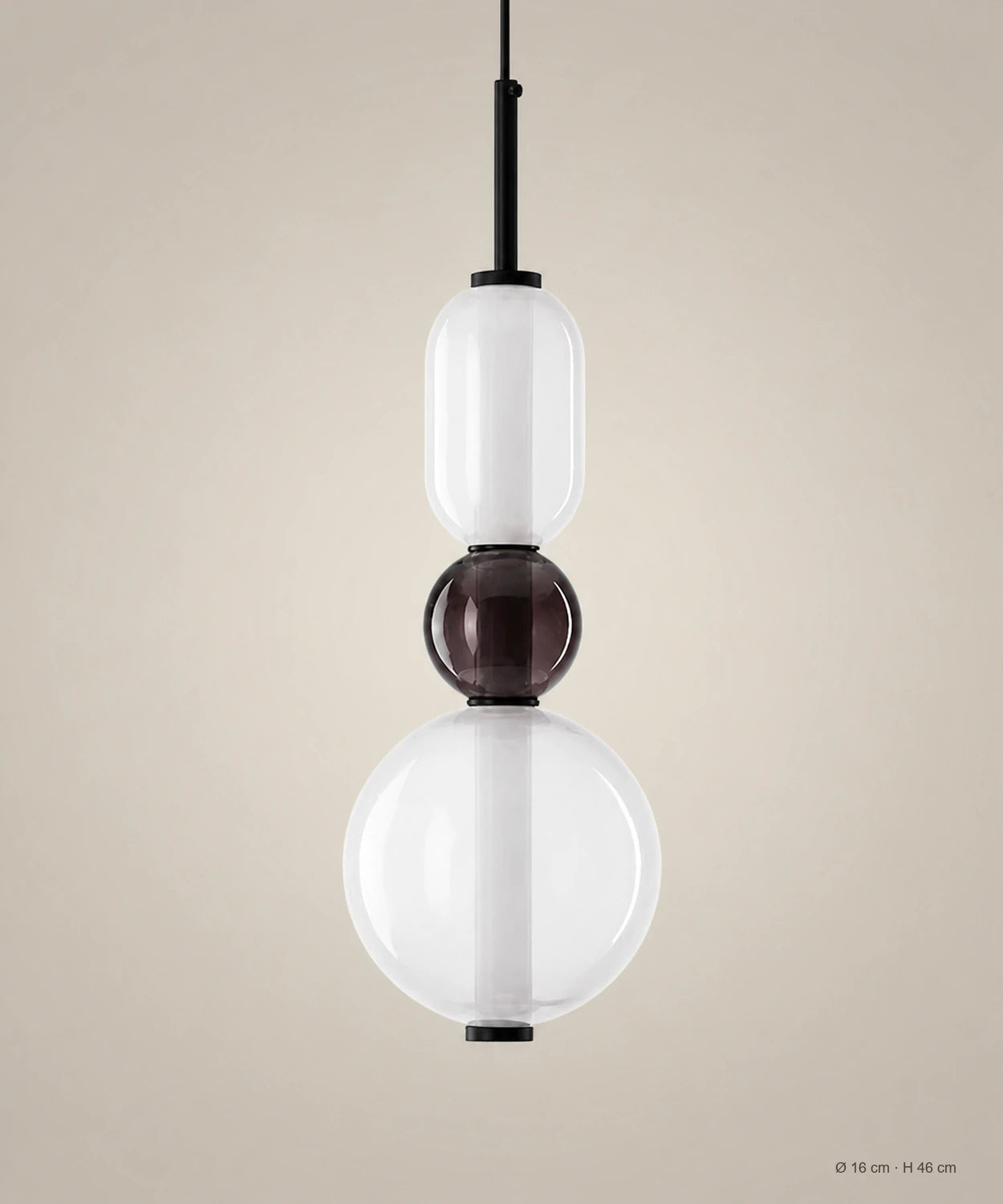 Suspension 3 perles opale et fumé sur fond studio grège, Ø 16 cm, H 46 cm