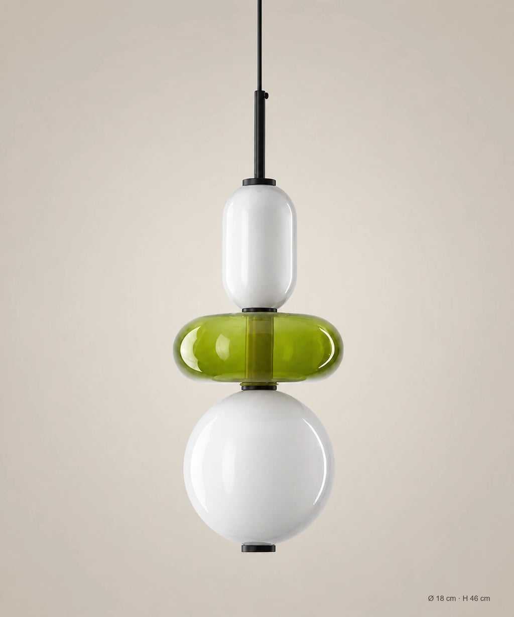 Suspension 3 perles opale et vert olive sur fond studio grège, Ø 18 cm, H 46 cm