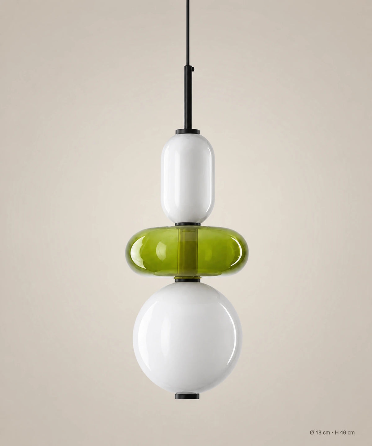 Suspension 3 perles opale et vert olive sur fond studio grège, Ø 18 cm, H 46 cm