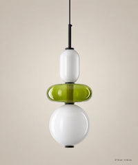 Suspension 3 perles opale et vert olive sur fond studio grège, Ø 18 cm, H 46 cm