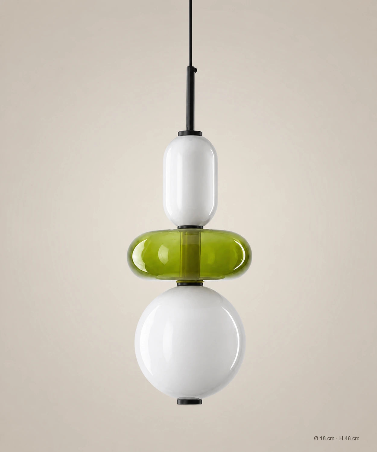 Suspension 3 perles opale et vert olive sur fond studio grège, Ø 18 cm, H 46 cm